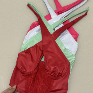 BODY MUSO EM POLIAMIDA ACETINADA COM ARO DE SUSTENTAÇÃO, MANGA LONGA E FECHO