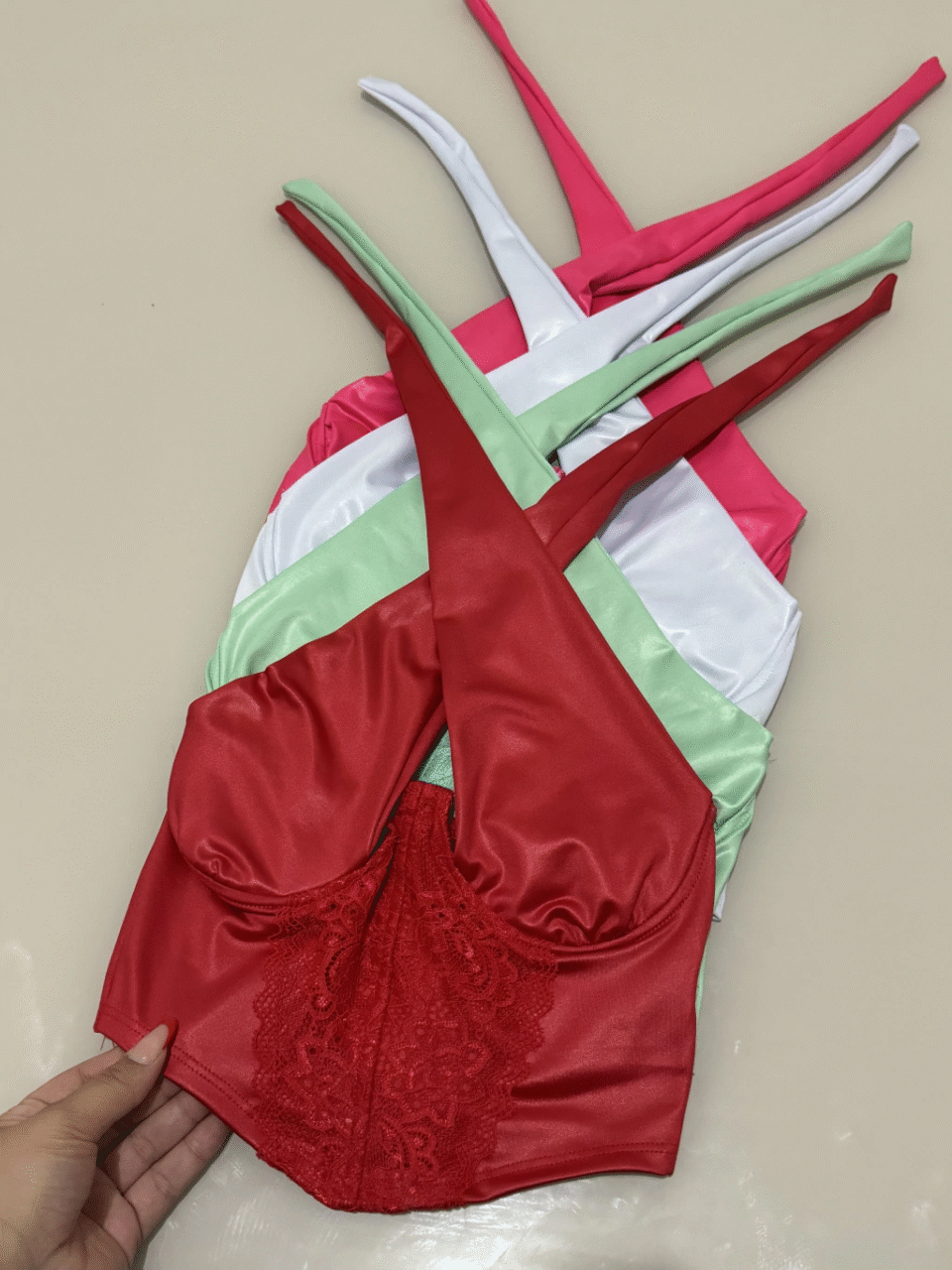 BODY MUSO EM POLIAMIDA ACETINADA COM ARO DE SUSTENTAÇÃO, MANGA LONGA E FECHO